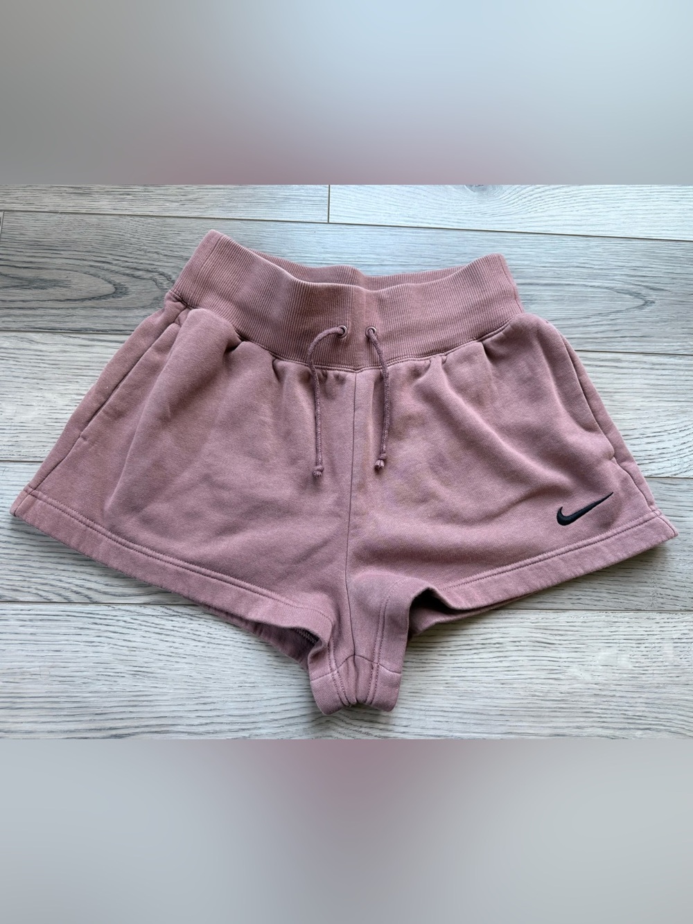 Nike Women's Shorts Sportswear Phoenix
Fleece High-Waisted Size small - Mauve/Pi